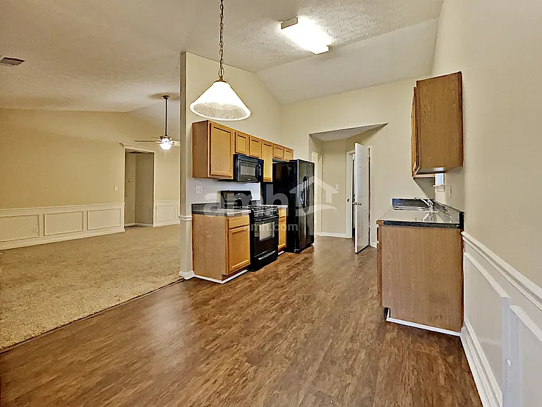 451 Bellingham Dr — Photo 6
