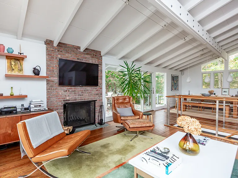 1099 Springs Fireplace Rd — Photo 4