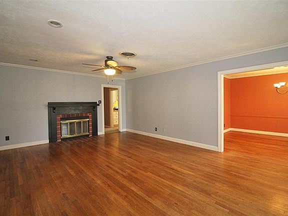 3rd image of 2555 Gladys Ave