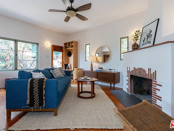 3rd image of 3689 Roseview Ave