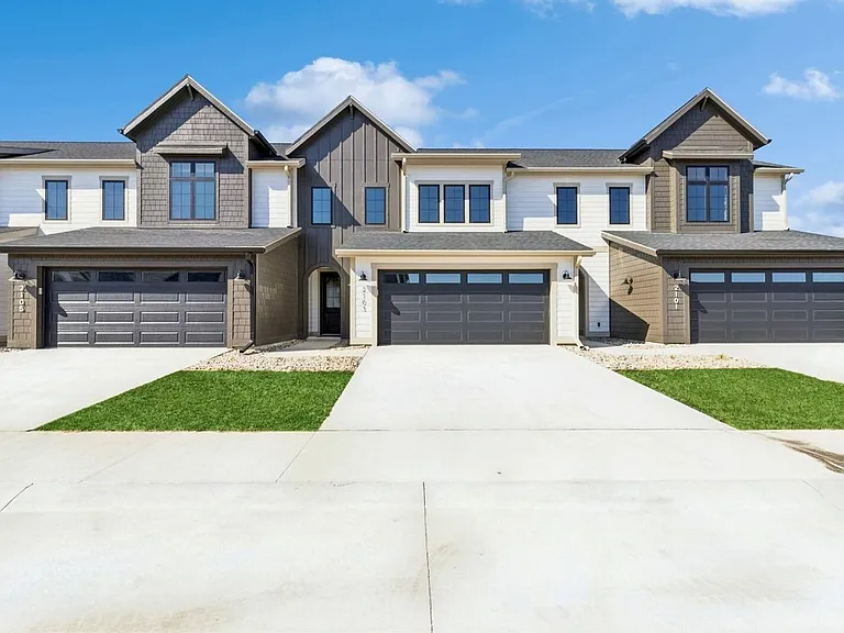 2103 Lacey Dr — Photo 1
