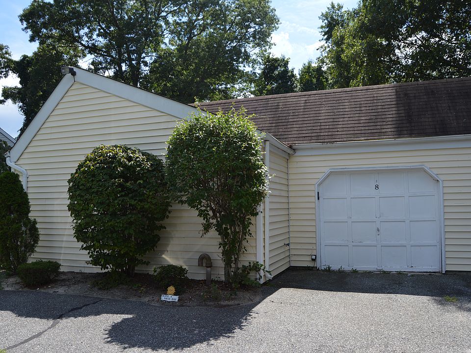 1st image of 8 Hunt Club Dr