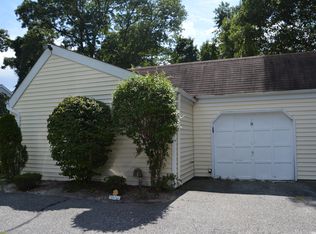 8 Hunt Club Dr, Coram, NY 11727
