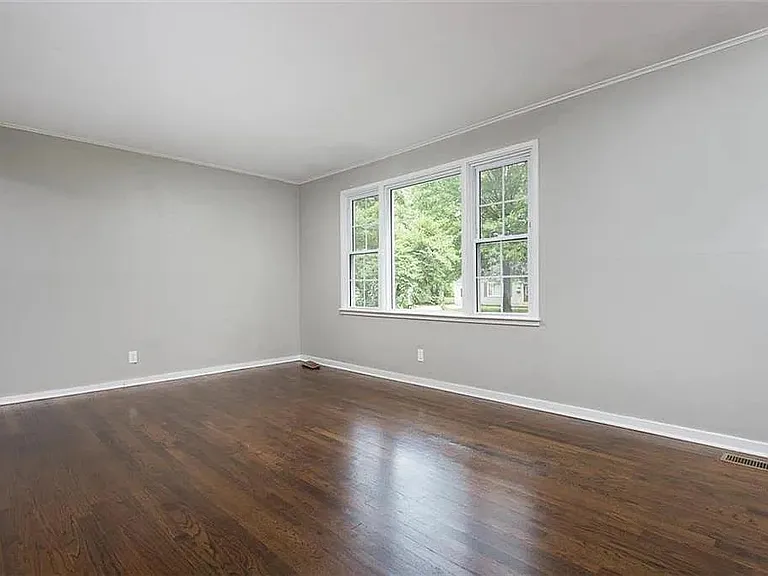 7516 Robinson St — Photo 3