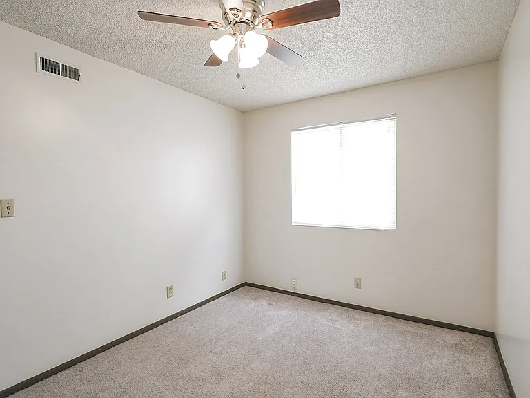1327 D St #6 — Photo 14