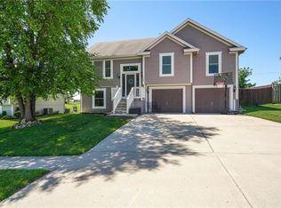 1605 NE 196th St, Smithville, MO 64089