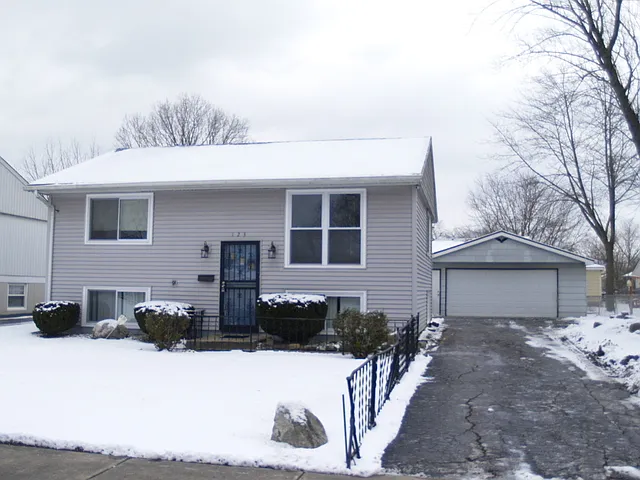 123 N Oak Ln photo 1