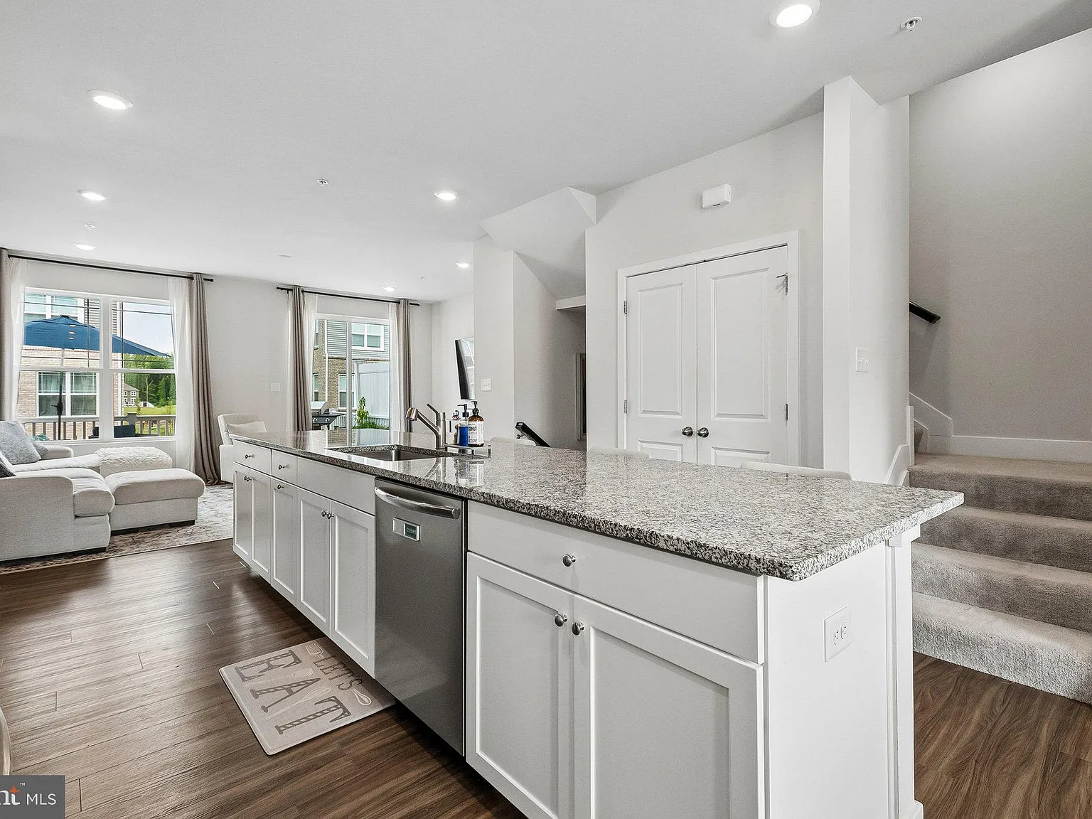 3 bed, 2.5 bath, 2440 sqft, $3,300 — Photo 2