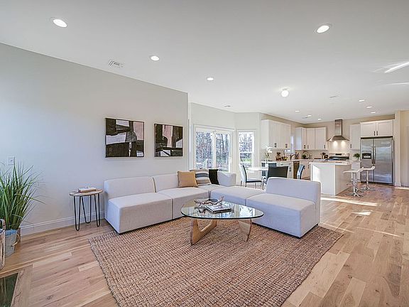 3rd image of 7 Henkel Dr