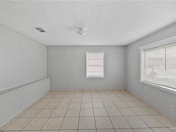 4th image of 915 W Smith St