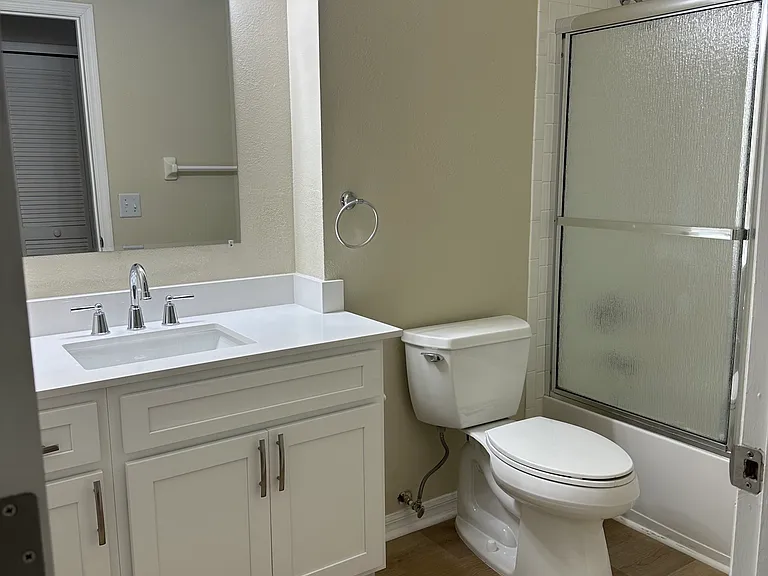 2nd Bathroom - Tub