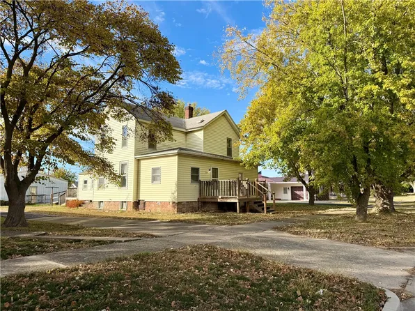 224 S Locust St, Arcola, IL 61910