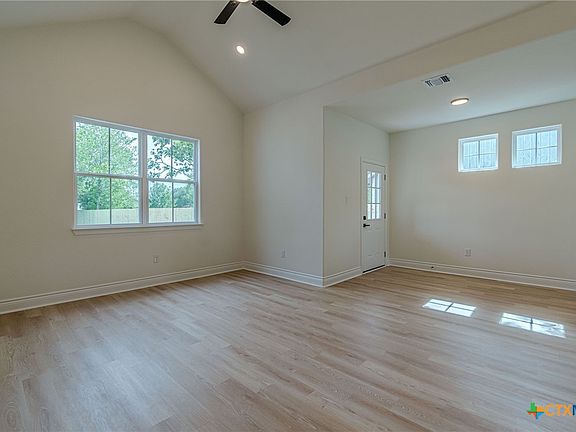 5th image of 221 Roosevelt Dr