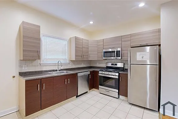 3 bed, 1100 sqft, $3,200 — Photo 1