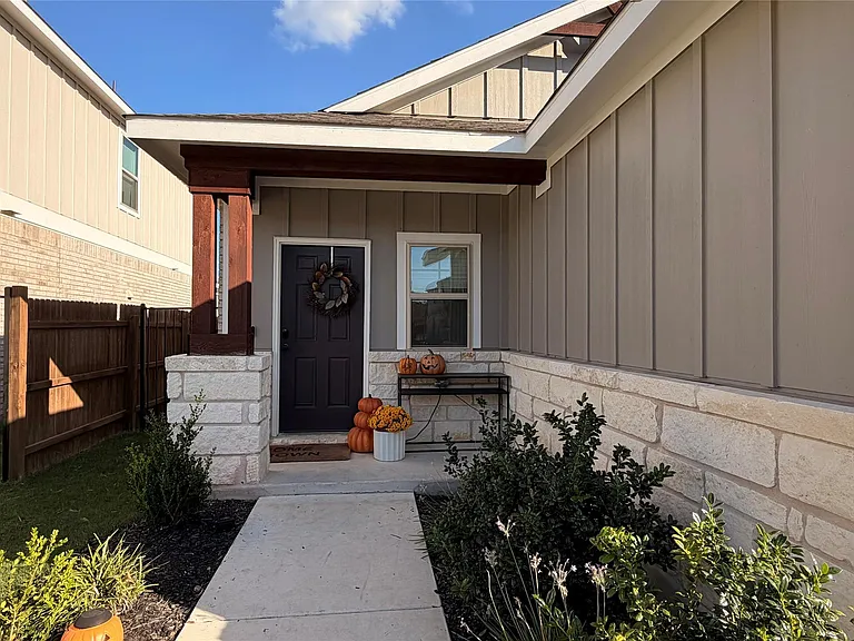 112 Bennington Dr — Photo 1