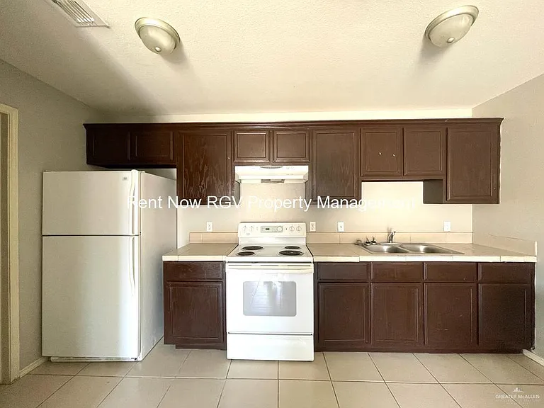 2010 Miroslava Ave #4 — Photo 11
