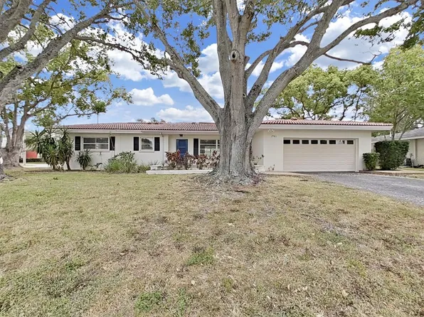 1701 Laurie Ln, Belleair, FL 33756