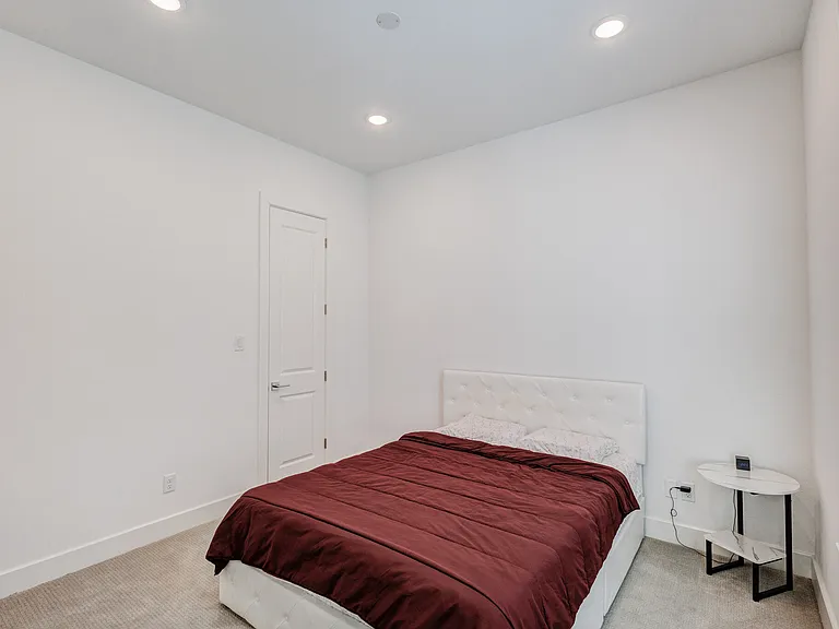114 E Chester Ct — Photo 15