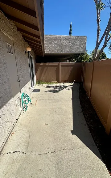 637 Sydney Ln — Photo 46