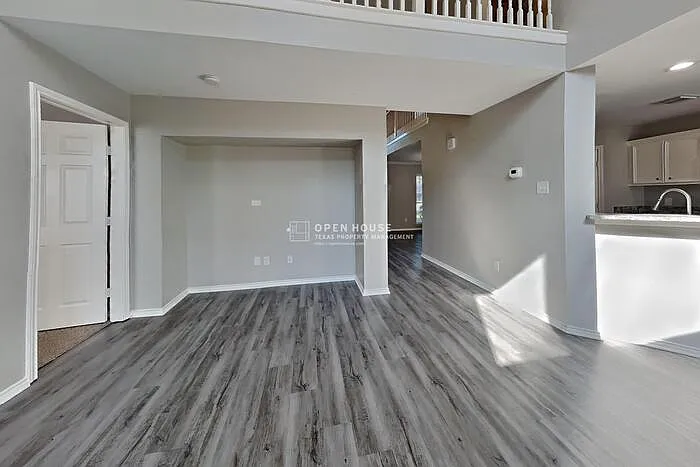 4 bed, 2.5 bath, 2580 sqft, $2,475 — Photo 4
