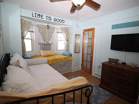 3rd image of 807 8th St #204