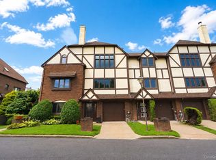 16 Fox Hunt Court, Staten Island, NY 10301