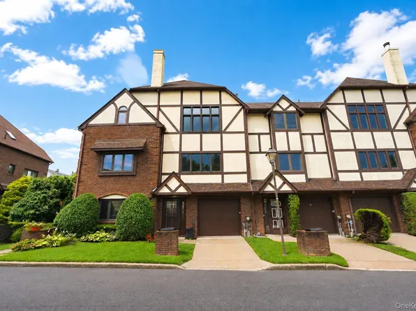 16 Fox Hunt Court, Staten Island, NY 10301