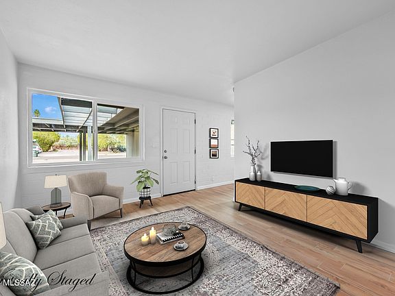 4th image of 2242 N Catalina Ave