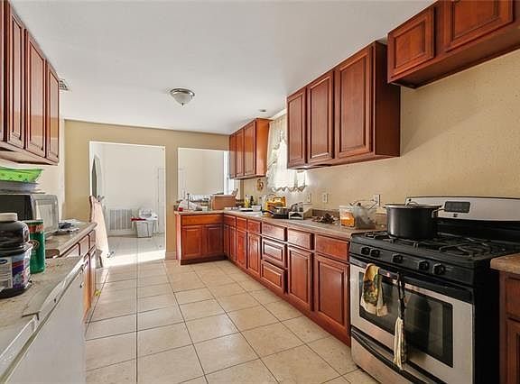 3rd image of 3424 Toledano St