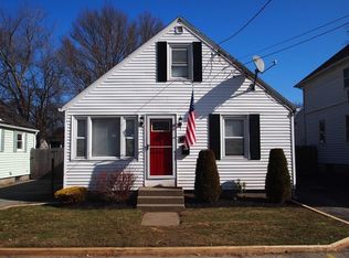 17 Cleveland Ave, Cranston, RI 02920