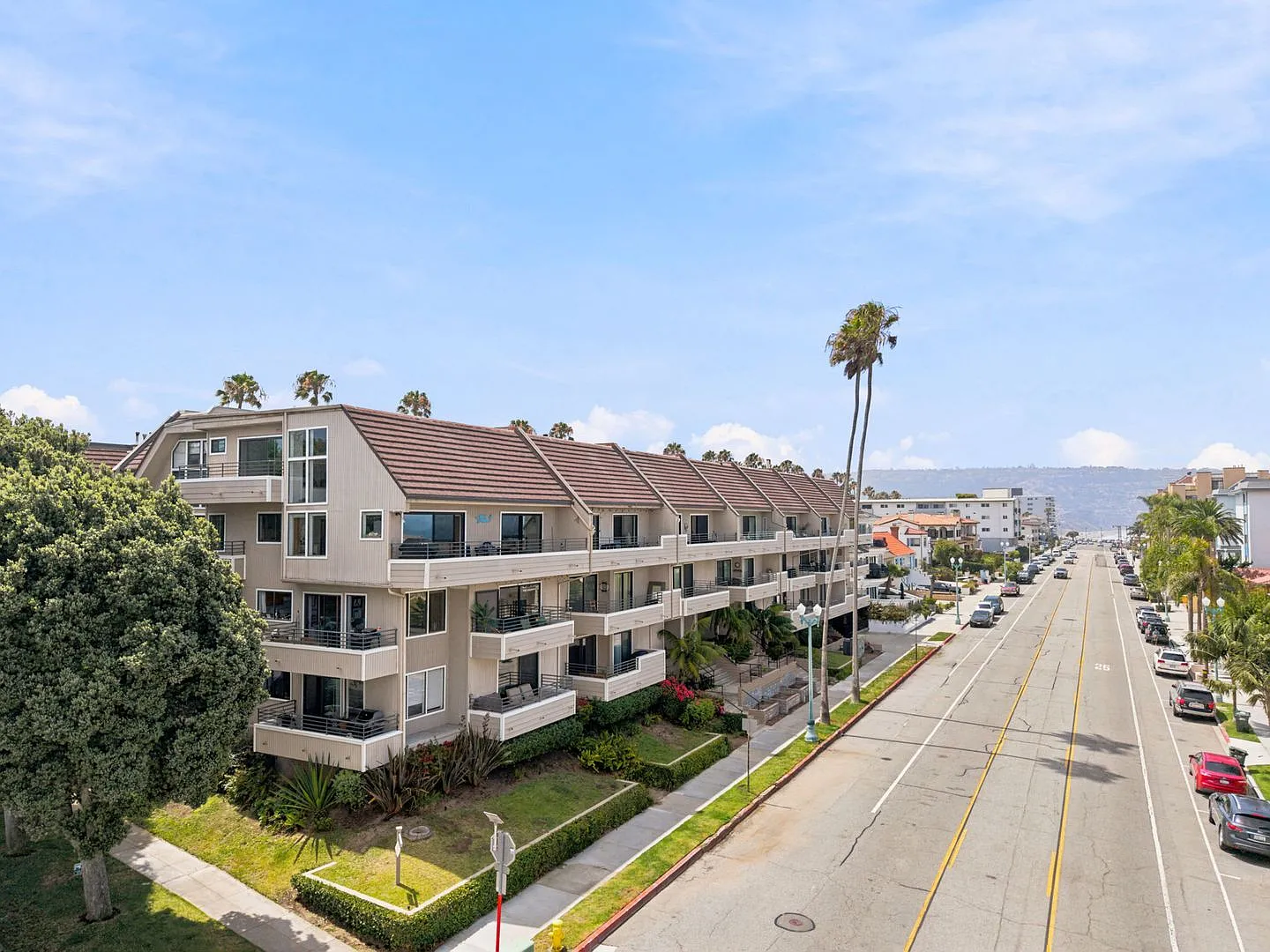 Updated, Bright & Airy Loft-Style Penthouse Condo w/ Ocean Views, Large Rooftop Deck & Balcony & ... — Photo 2