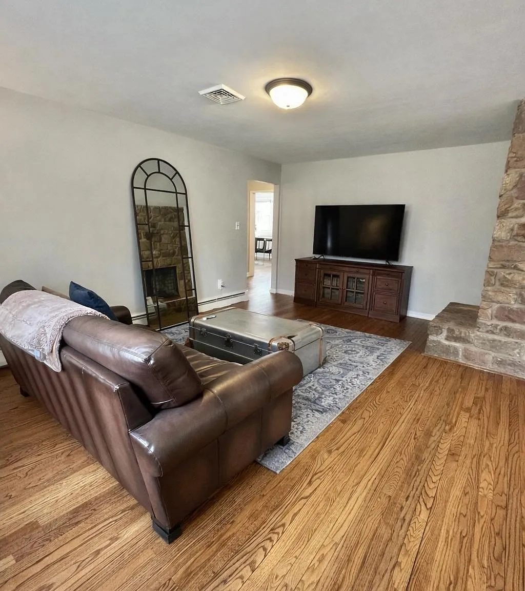 3 bed, 2424 sqft, $3,500 — Photo 2