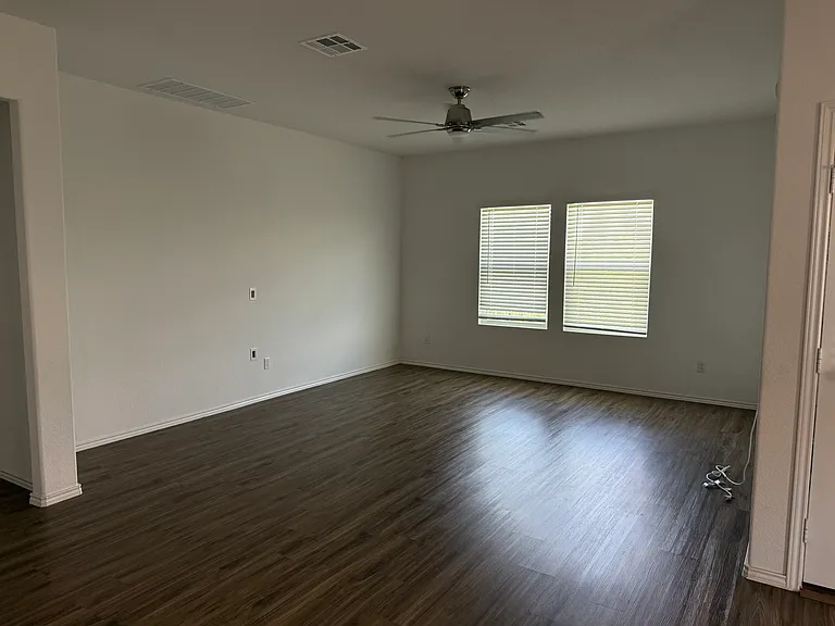 913 Bluewood Bnd — Photo 7