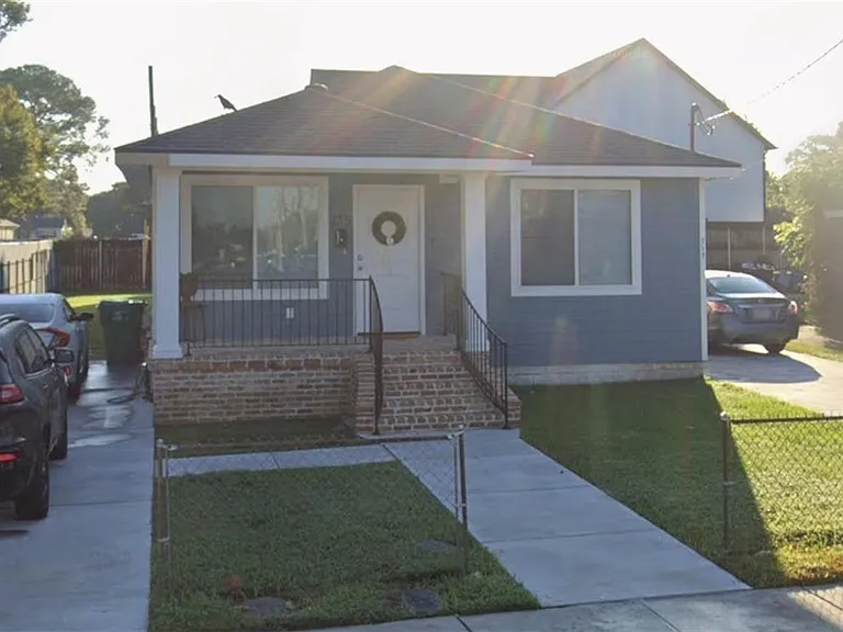 717 N Woodlawn Ave — Photo 1
