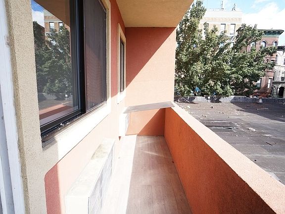 4th image of 294 Willis Ave #1