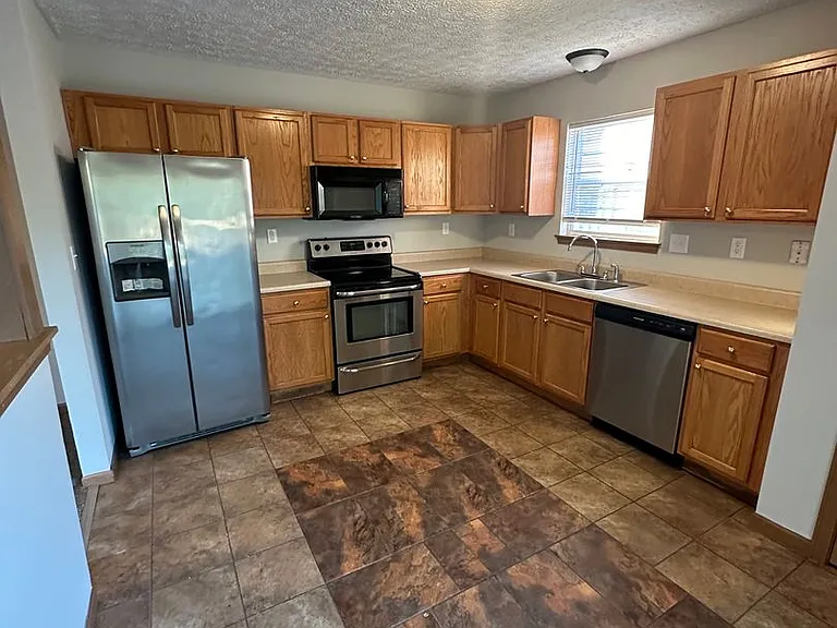 1828 Starks Cir — Photo 3