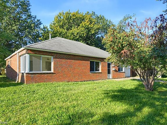 3rd image of 572 Hemlock Dr