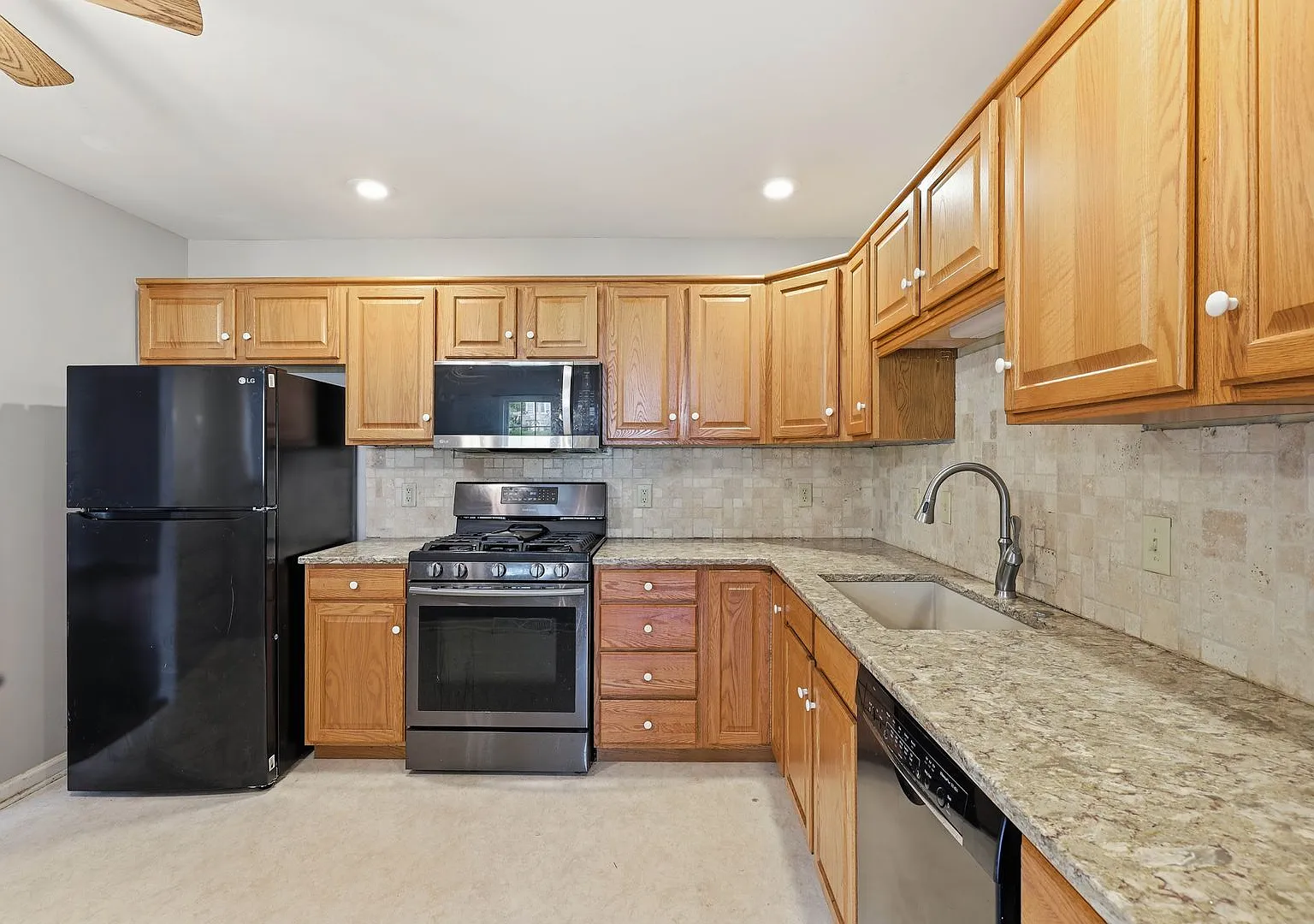 Beautiful 3 BR End Unit Townhouse in Summit Hills! Move-In Special 1/2 Off Deposit! — Photo 4