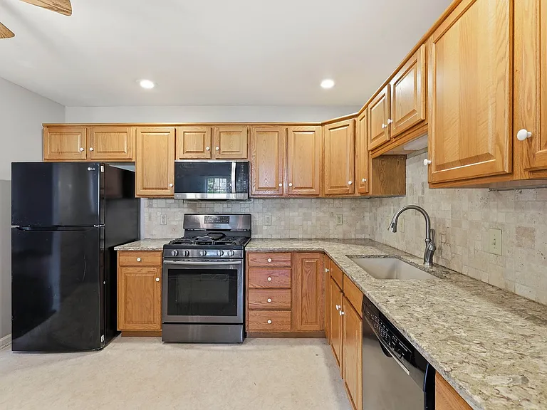 472 Hillside Dr — Photo 4