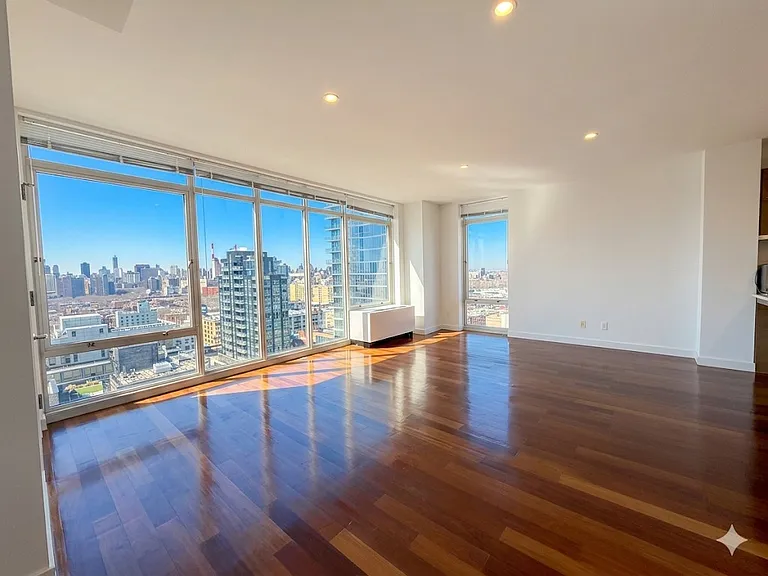 41-17 Crescent St #Penthouse 5B — Photo 1