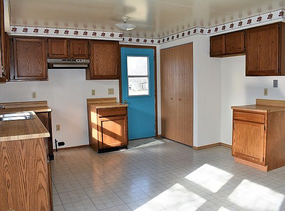 3rd image of 833 W Belle Ave