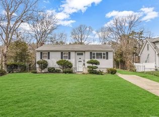 15 Allanwood Dr, Shirley, NY 11967