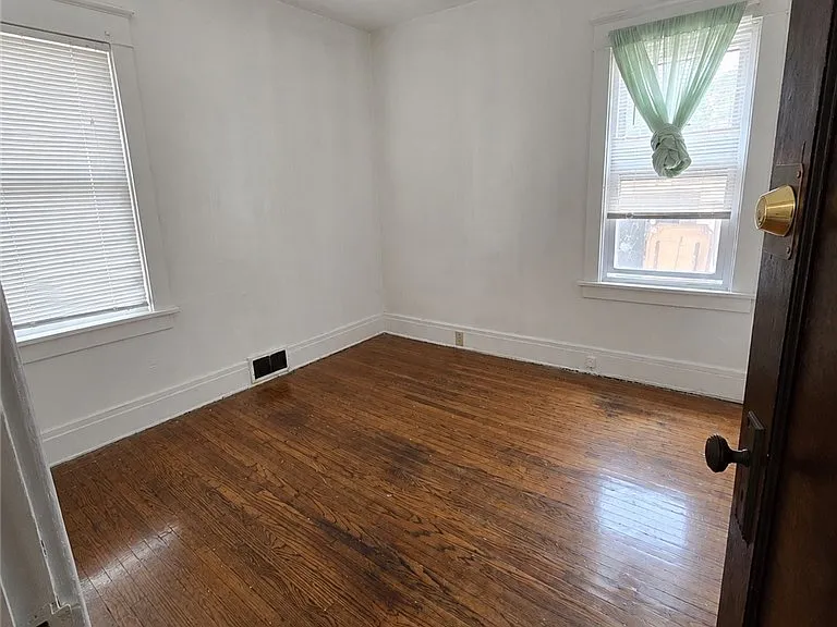 71 Brunswick Blvd #LOWER — Photo 9