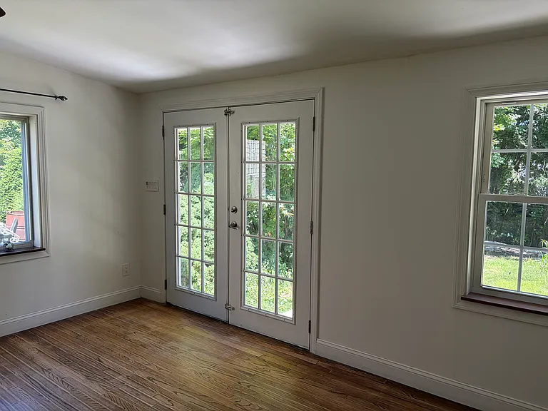 Extra living room/possible bedroom 5