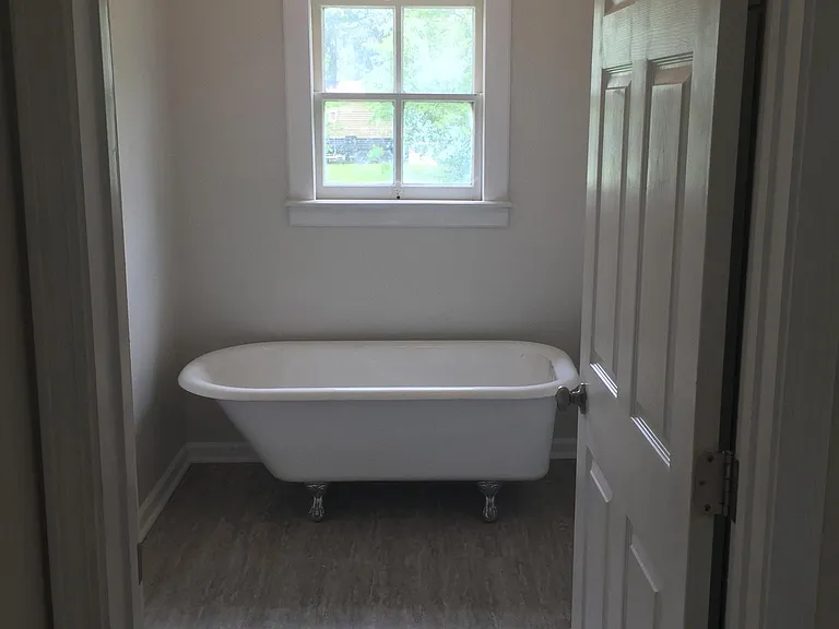 beautiful claw foot tub