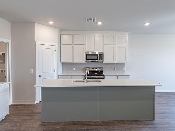 2nd image of 1721 Elm Cir