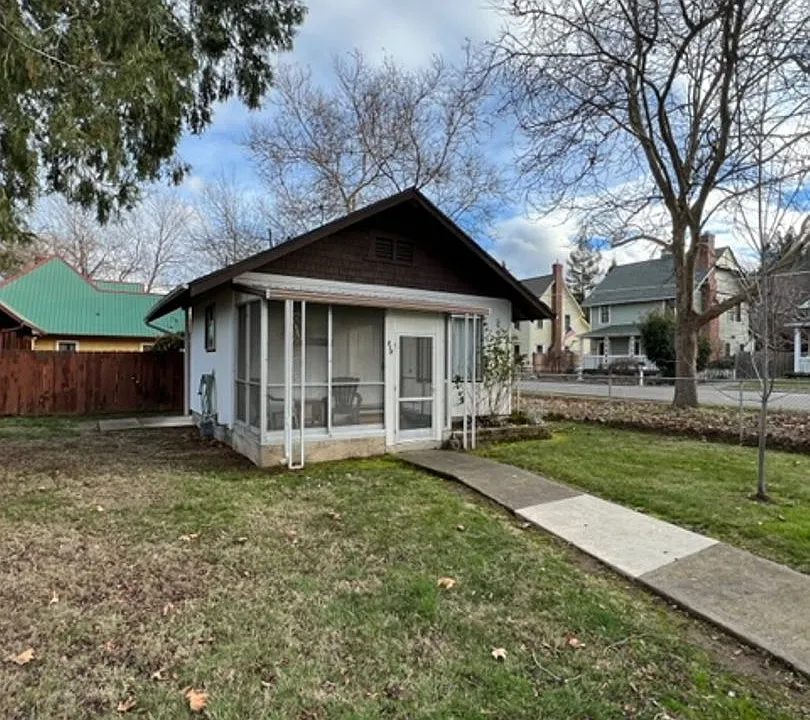 310 N 8th St