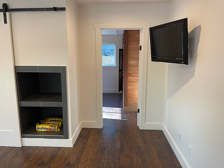 2334 Burnside Rd — Photo 49