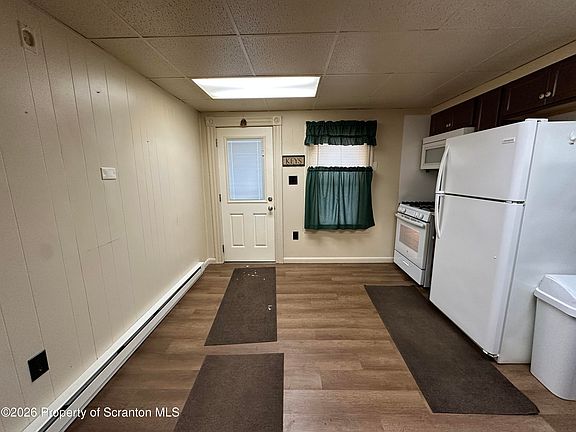 4th image of 546 Main St