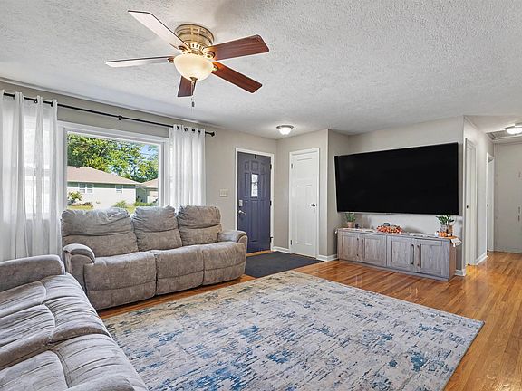 4th image of 709 7th St NE
